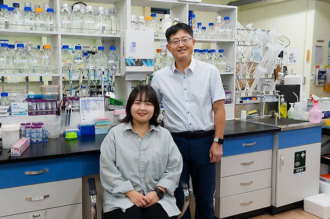 권인찬(오른쪽) 광주과학기술원 신소재공학과 교수와 박현선 석·박사 통합과정생.<광주과학기술원 제공>