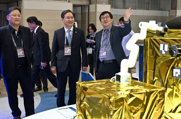 윤영빈 우주항공청장(가운데)이 20일 서울 ADEX 2025에 참가한 기업을 방문했다. /우주항공청