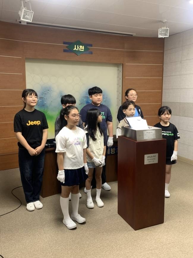 사천초등학교 학생들이 '광복 100주년을 향한 타임캡슐 봉입식'에 참여하고 있다. /사천초교