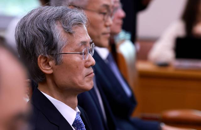 조희대 대법원장이 13일 국회에서 열린 법제사법위원회 국정감사에 출석해 여야 의원들의 설전 속에 눈을 감고 있다. 연합뉴스