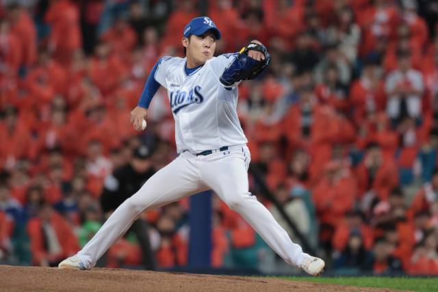 삼성 라이온즈의 원태인이 22일 대구에서 열린 프로야구 플레이오프 한화 이글스와의 4차전에 선발 등판해 투구하고 있다. 삼성 제공