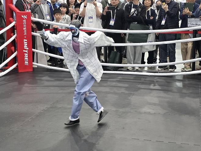 ▲ 22일 FIX 2025가 엑스코에서 개막한 가운데 영인모빌리티에서 개발한 휴머노이드가 화려한 춤을 선보이고 있다. 전재용 기자