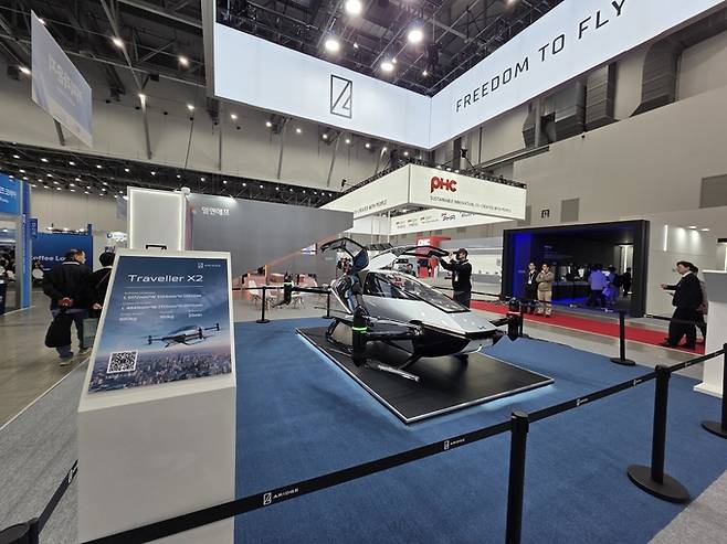 ▲ 22일 FIX 2025가 엑스코에서 막을 올린 가운데 중국 전기차업체 샤오펑의 에어로 도심항공교통(UAM) 기체가 국내 최초로 전시됐다. 기체 무게는 680㎏, 탑승 무게는 160㎏로 주행 가능 시간은 25분이다. 전재용 기자