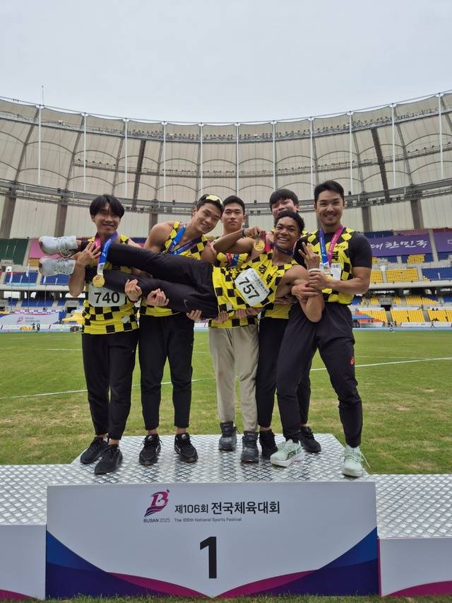 마지막 날 열린 400m 계주에서는 경북팀의 앵커로 출전해 사흘 연속 금메달을 획득 시상식에서 기념촬영을 하고 있다. 예천군 제공