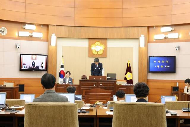 22일 봉화군의회 본회의장에서 열린 제275회 임시회 개회식에서 금동윤 부의장이 개회사를 하고 있다. 이번 임시회는 31일까지 열리며 조례안 심사와 주요사업장 현장 점검 등이 진행된다. 봉화군의회 제공