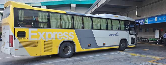 김천행 시외버스가 상주시외버스 터미널에 정차해 있다. 오는 11월 1일부터 김천행 시외버스노선에 김천구미KTX역이 추가된다. 이하수기자