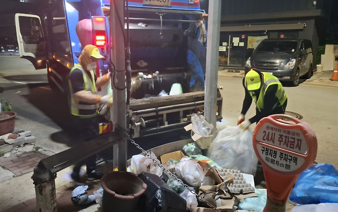 17일 새벽 중구에서 15년째 환경공무직으로 근무하는 천원(44·왼쪽)씨가 동료와 함께 쓰레기를 수거하고 있다. 독자 제공