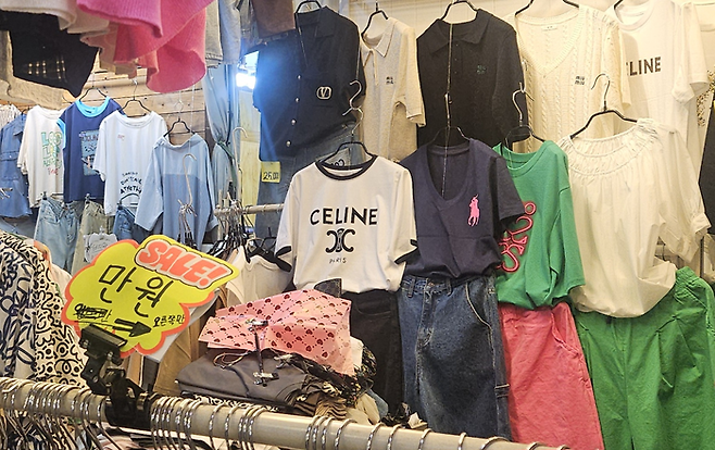 14일 낮 12시쯤 서문시장의 한 옷가게에 명품 브랜드 로고가 찍힌 옷들이 걸려있다. 서민지기자 mjs858@yeongnam.com