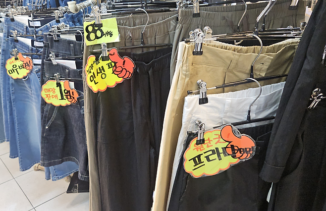 14일 서문시장의 한 바지가게에 전시된 바지들에 프라다 바지 등 문구가 나붙어 있다. 서민지기자 mjs858@yeongnam.com