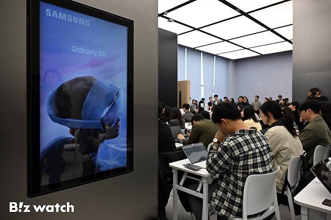삼성전자가 22일 삼성 강남에서 새로운 AI 경험을 제공하는 헤드셋 형태의 모바일 기기 '갤럭시 XR(Galaxy XR)'의 국내 출시 미디어데이를 열고 있다./사진=이명근 기자 qwe123@