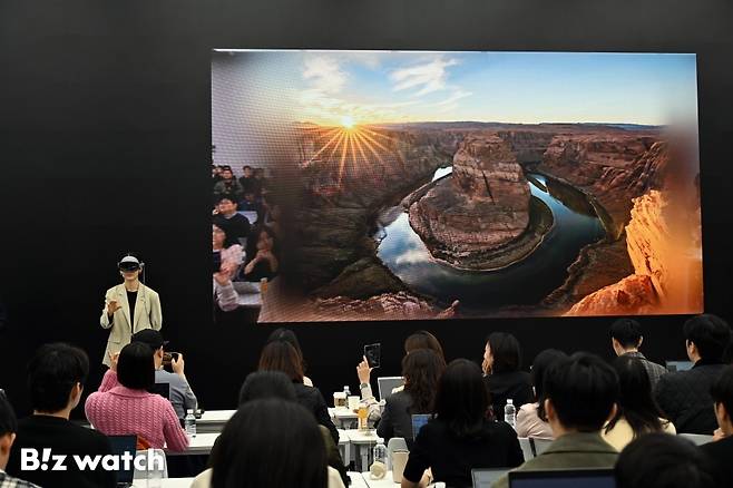 삼성전자가 22일 삼성 강남에서 새로운 AI 경험을 제공하는 헤드셋 형태의 모바일 기기 '갤럭시 XR(Galaxy XR)'의 국내 출시 미디어데이를 열고 있다./사진=이명근 기자 qwe123@