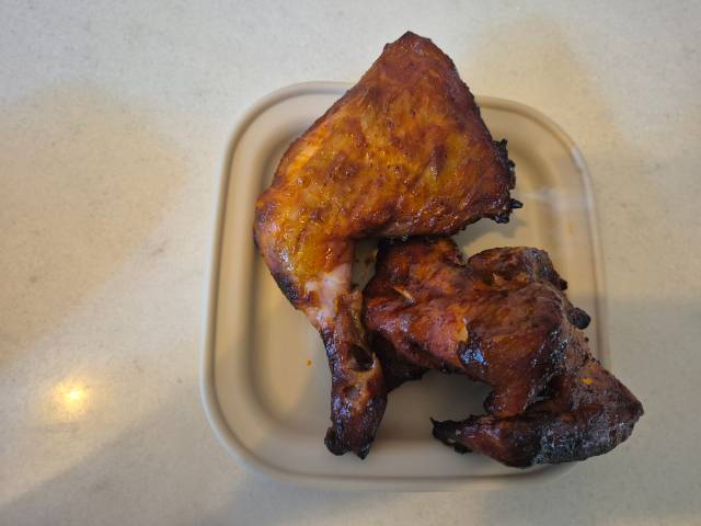 다리와 날개, 가슴살이 포함된 반 마리 구성이다./사진=김아름 기자 armijjang@