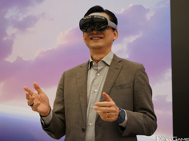 임성택 부사장이 '갤럭시 XR'을 직접 착용했다.