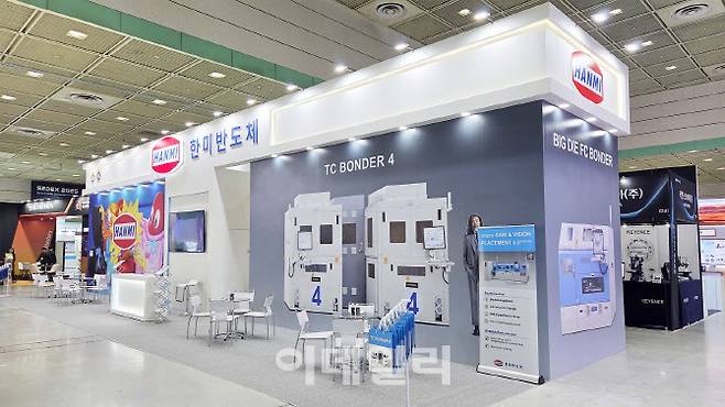 한미반도체는 22~24일 서울 강남구 코엑스에서 열리는 ‘반도체대전(SEDEX) 2025’에 참가해 고대역폭메모리(HBM)4 생산용 신규 장비인 ‘TC 본더 4’를 비롯해 인공지능(AI) 로직 반도체에 사용하는 ‘2.5D 빅다이 TC 본더’와 ‘빅다이 FC 본더’ 등도 국내 전시회에서 처음으로 소개한다. (사진= 한미반도체)