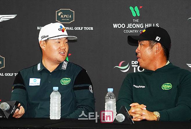 임성재(왼쪽)과 안병훈이 22일 충남 천안 우정힐스 컨트리클럽에서 열린 제네시스 챔피언십 공식 기자회견 도중 이야기를 나누고 있다. (사진=이데일리 골프in 김상민 기자)