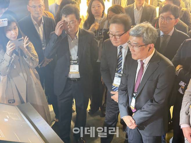 송재혁 삼성전자 CTO 사장(사진 오른쪽)이 22일 서울 강남구 코엑스에서 열린 반도체대전 SK하이닉스 부스에서 HBM4를 유심히 보고 있다. (사진=박원주 기자)