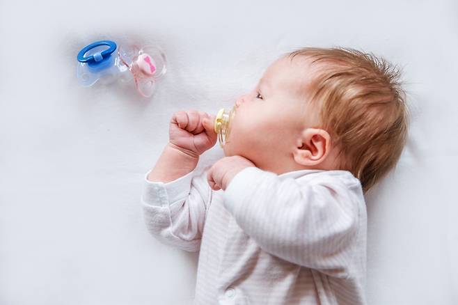 유럽에서 판매 중인 일부 아기 공갈젖꼭지에서 내분비계 교란물질로 알려진 비스페놀A(BPA)가 검출됐다. 사진=게티이미지뱅크