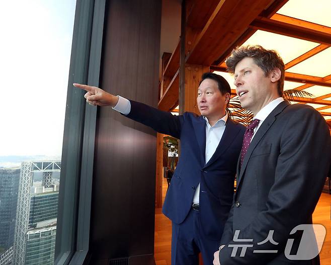 최태원 SK그룹 회장과 샘 올트먼 오픈AI 최고경영자(CEO)가 1일 서울 종로구 SK서린빌딩에서 창밖을 보며 대화하고 있다. (SK그룹 제공. 재판매 및 DB 금지) 2025.10.1/뉴스1