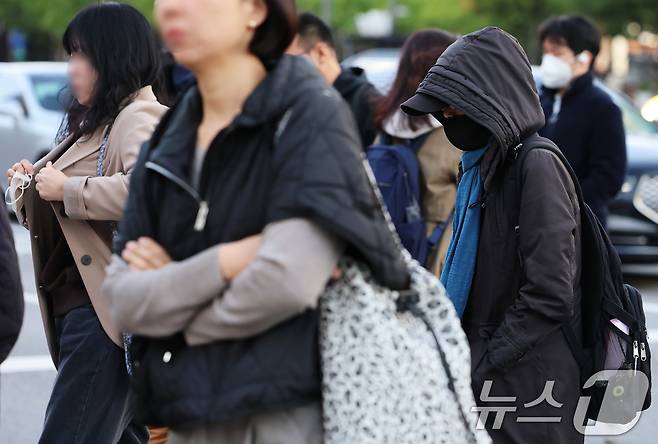 서울의 최저 기온이 4.8도를 기록하는 등 때이른 초겨울 추위가 기승을 부린 21일 오전 서울 광화문 네거리에서 시민들이 몸을 움츠린 채 출근길 발걸음을 재촉하고 있다. 2025.10.21/뉴스1 ⓒ News1 오대일 기자