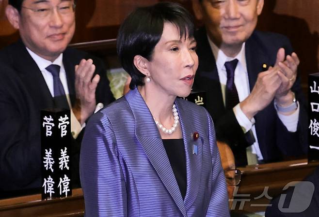 일본 집권 여당 자민당의 다카이치 사나에 총재가 21일 중의원 임시국회 1차 총리 지명 투표에서 과반 득표로 총리로 지명되자 자리에서 일어나 인사하고 있다. 2025.10.21 ⓒ 로이터=뉴스1 ⓒ News1 최종일 선임기자