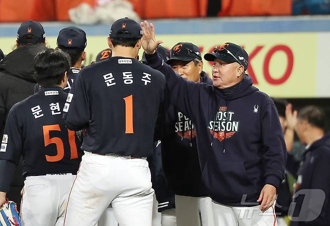 21일 대구삼성라이온즈파크에서 열린 2025 신한 SOL뱅크 KBO 포스트시즌 플레이오프 3차전 한화 이글스와 삼성 라이온즈의 경기, 5대4 승리를 거둔 한화 김경문 감독이 문동주의 머리를 쓰다듬고 있다. 2025.10.21/뉴스1 ⓒ News1 김진환 기자