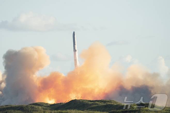 스페이스X의 차세대 유인 우주선 스타십 로켓이 13일(현지시간) 텍사스주에서 11번째 시험 비행을 위해 발사되고 있다. 2025.10.13. ⓒ AFP=뉴스1 ⓒ News1 이정환 기자