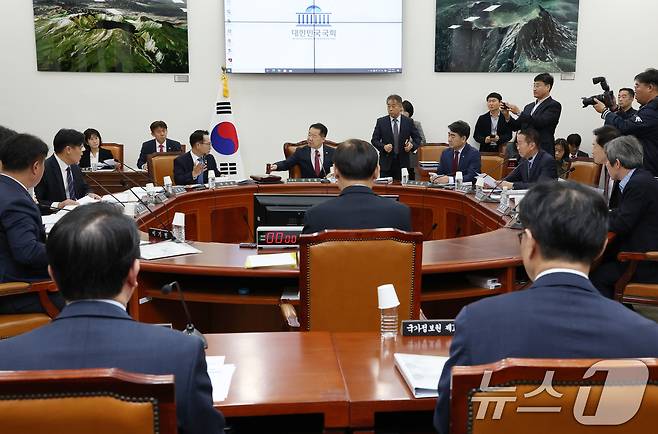 신성범 국회 정보위원장이 22일 서울 여의도 국회에서 열린 제429회 국회(정기회) 정보위원회 제5차 전체회의에서 의사봉을 두드리고 있다. 정보위는 이날 최근 캄보디아 사태와 북한 동향 등에 대한 국정원 현안보고를 청취했다. (공동취재) 2025.10.22/뉴스1 ⓒ News1 유승관 기자