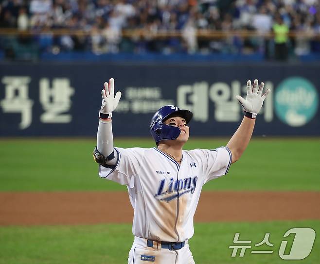 22일 오후 대구 삼성라이온즈파크에서 열린 프로야구 2025 신한 SOL뱅크 KBO 포스트시즌 플레이오프 4차전 삼성 라이온즈와 한화 이글스의 경기, 삼성 김영웅이 7회말 1사 1,2루 연타석 3점 홈런을 터뜨린 뒤 기뻐하고 있다. 2025.10.22/뉴스1 ⓒ News1 공정식 기자