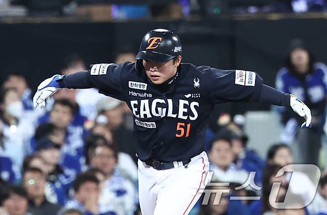 22일 대구삼성라이온즈파크에서 열린 2025 신한 SOL뱅크 KBO 포스트시즌 플레이오프 4차전 한화 이글스와 삼성 라이온즈의 경기, 한화 문현빈이 5회초 2사 2,3루 상황에서 3점 홈런을 터뜨린 후 세리머니를 하고 있다. 2025.10.22/뉴스1 ⓒ News1 김성진 기자