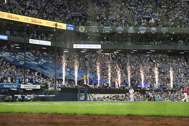 14일 대구삼성라이온즈파크에서 열린 2025 KBO 준플레이오프 4차전 한화와 삼성의 경기에서 삼성 팬들이 열띤 응원을 펼치고 있다. 사진 | 삼성 라이온즈