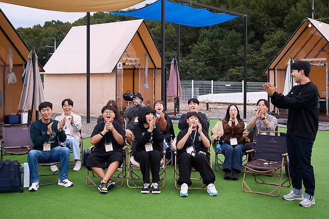 2025 오네 레이싱 팬미팅에 참가한 이정우 선수와 팬들이 레크리에이션을 즐기고 있다.  사진 | CJ슈퍼레이스