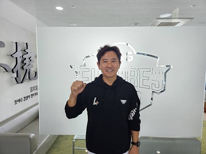 2024년 SSG 2군 감독 시절 손시헌 코치. 사진 | SSG 랜더스