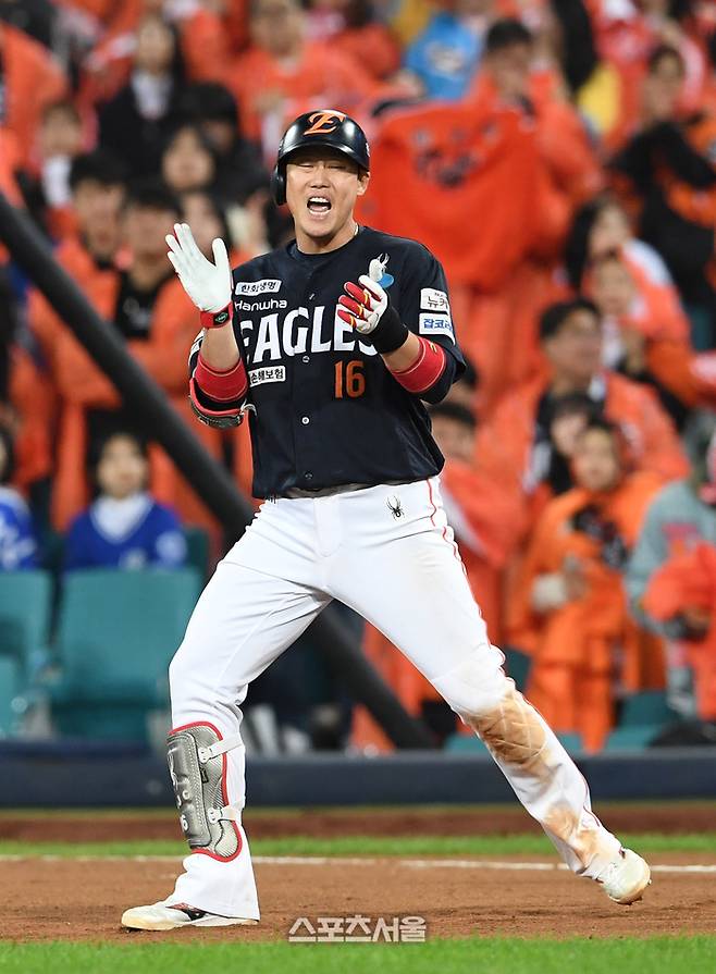 한화 하주석이 21일 대구 삼성라이온즈파크에서 열린 2025 KBO리그 삼성과 PO 3차전 8회초 1사 1루 상황에서 삼성 이호성을 상대로 안타를 친 뒤 기뻐하고 있다. 대구 | 박진업 기자 upandup@sportsseoul.com