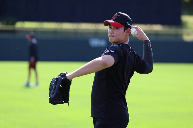 LG 김영우가 이천 LG챔피언스파크에서 열린 2025 한국시리즈 대비 합숙 훈련에서 캐치볼을 하고 있다. 사진 | LG 트윈스