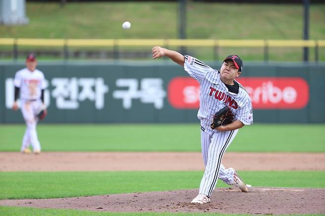 LG 장현식이 15일 이천 LG챔피언스파크에서 열린 자체 청백전에 등판해 역투하고 있다. 사진 | LG 트윈스