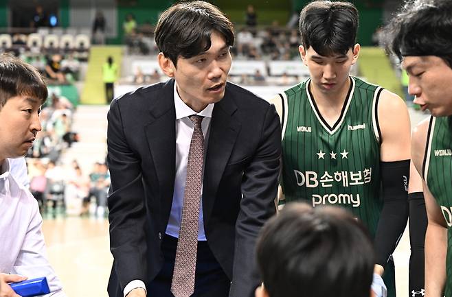 김주성 감독이 선수들에게 작전 지시를 내리고 있다. 사진 | KBL