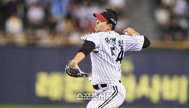 LG 투수 유영찬이 20일 서울 잠실구장에서 열린 2025 KBO리그 롯데와 경기 9회 역투하고 있다. 잠실 | 최승섭기자 thunder@sportsseoul.com