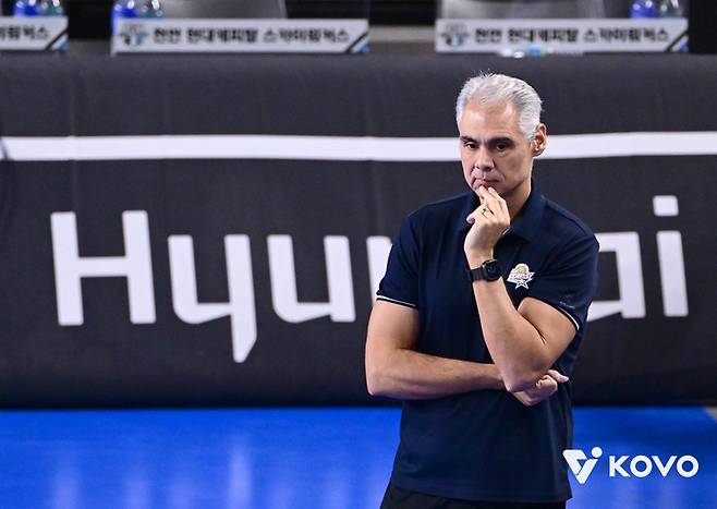 KB손해보험 레오나르도 감독. 사진 | 한국배구연맹