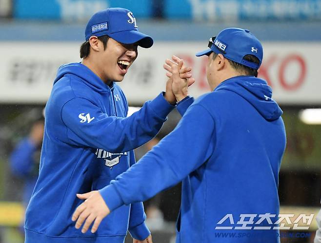 13일 대구 라이온즈파크에서 열린 SSG와 삼성의 준PO 3차전. 삼성이 5대3으로 승리하며 시리즈 전적 2승1패를 기록했다. 원태인이 박진만 감독과 기쁨을 나누고 있다. 대구=정재근 기자 cjg@sportschosun.com/2025.10.13/