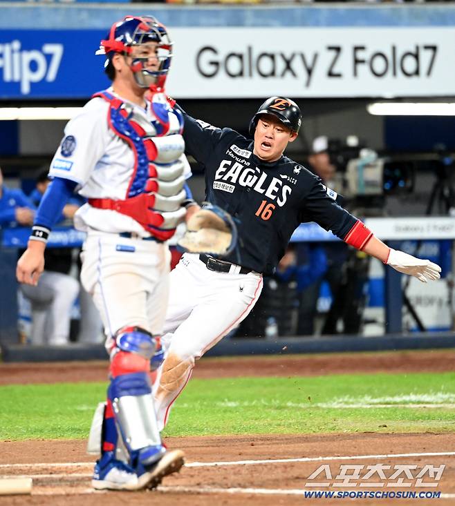 21일 대구 삼성라이온즈파크에서 열린 한화와 삼성의 플레이오프 3차전, 4회초 2사 2루 한화 이도윤의 적시타때 2루주자 하주석이 홈으로 파고들고 있다. 대구=허상욱 기자wook@sportschosun.com/2025.10.21/