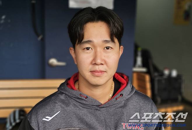 LG 트윈스 유영찬이 21일 잠실구장에서 훈련 뒤 인터뷰를 하고 있다. 잠실=권인하 기자