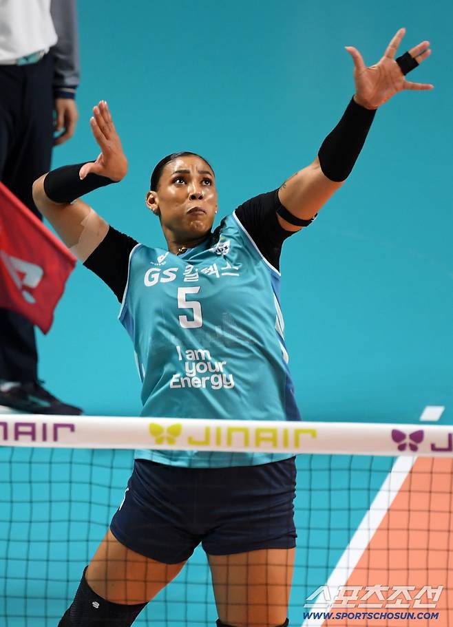 19일 장충체육관에서 열린 V리그 GS칼텍스와 IBK기업은행의 경기. GS칼텍스 실바가 블로킹을 피해 공격을 시도하고 있다. 장충=박재만 기자 pjm@sportschosun.com/2025.10.19/