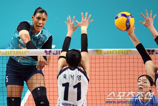 19일 장충체육관에서 열린 V리그 GS칼텍스와 IBK기업은행의 경기. GS칼텍스 실바가 블로킹을 피해 공격을 시도하고 있다. 장충=박재만 기자 pjm@sportschosun.com/2025.10.19/