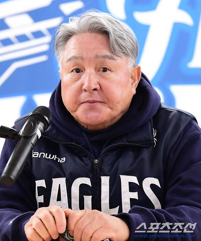 22일 대구 삼성라이온즈파크에서 열리는 삼성과 한화의 PO 4차전. 인터뷰 하고 있는 김경문 감독. 대구=송정헌 기자songs@sportschosun.com/2025.10.22/