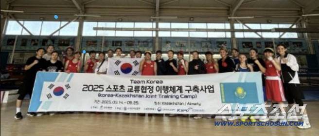 카자흐스탄 알마티에서 진행된 2025년도 스포츠교류협정 이행체계구축사업 여자 미래국가대표 합동훈련 참가자들이 기념촬영을 하고 있다. 사진제공=대한복싱협회