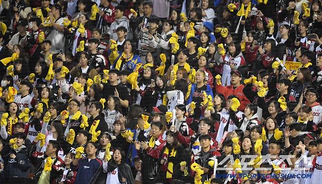 22일 잠실구장에서 열린 LG 트윈스 청백전. 관중석을 가득 메운 LG 팬들이 응원전을 펼치고 있다. 잠실=박재만 기자 pjm@sportschosun.com/2025.10.22/