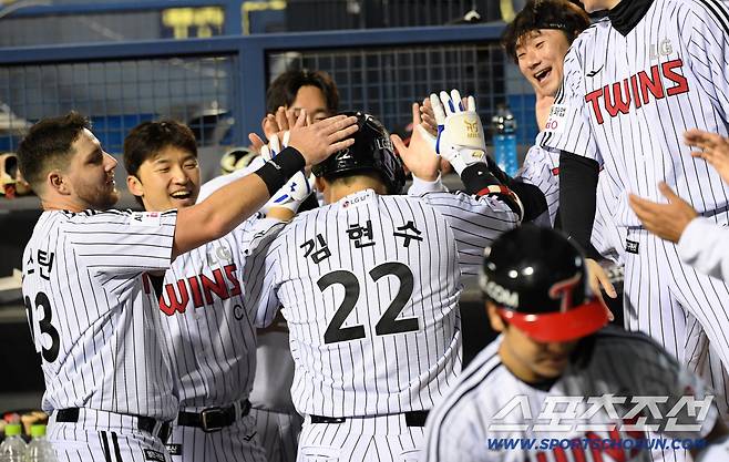 22일 잠실구장에서 열린 LG 트윈스 청백전. LG 김현수가 솔로포를 날린 뒤 환호하고 있다. 잠실=박재만 기자 pjm@sportschosun.com/2025.10.22/