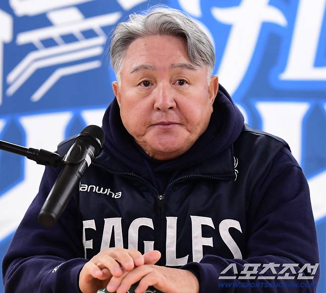 22일 대구 삼성라이온즈파크에서 열리는 삼성과 한화의 PO 4차전. 인터뷰 하고 있는 김경문 감독. 대구=송정헌 기자songs@sportschosun.com/2025.10.22/