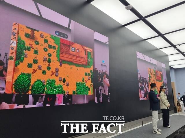 '갤럭시XR'을 통해 게임을 시연하고 있다. /이성락 기자