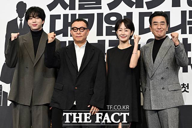 배우 차강윤과 조현탁 감독, 명세빈, 류승룡(왼쪽부터)이 22일 오후 서울 구로구 더 링크 호텔에서 열린 JTBC 토일드라마 '서울 자가에 대기업 다니는 김 부장 이야기' 제작발표회에 참석해 포즈를 취하고 있다. /남용희 기자
